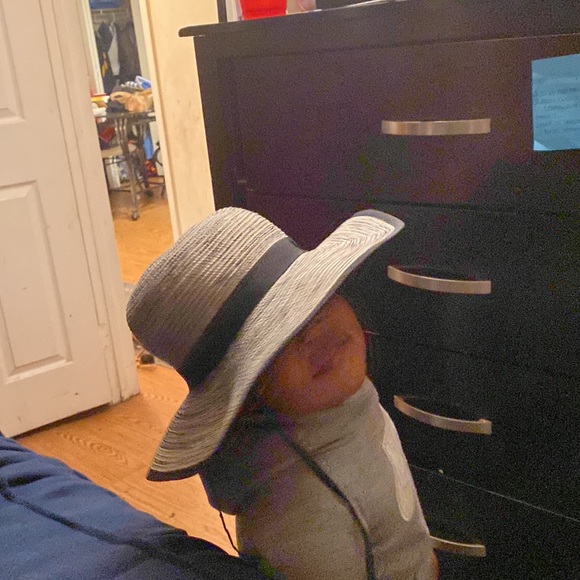 Black and white hat swirl wide brim - Picture 3 of 8